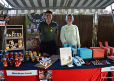 Links Hans van der Velde bij Mont Blanc Foods en rechts Muriël Schueler met de dadelrepen van Dalicious. 